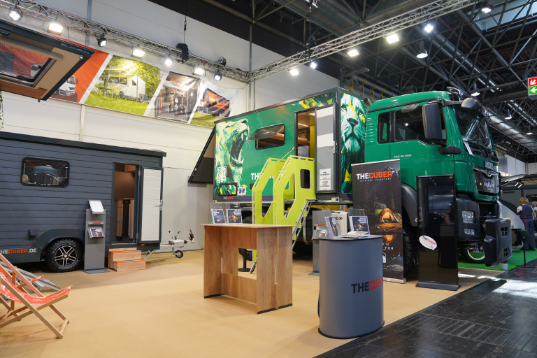 Grüne Absetzkabine auf dem CARAVAN SALON 2025