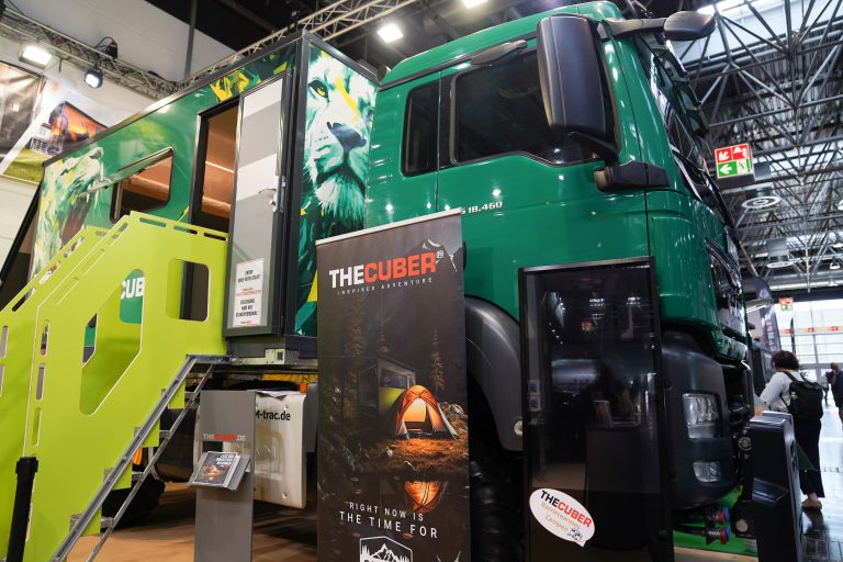 Grüne Absetzkabine auf dem CARAVAN SALON 2025 Nahaufnahme