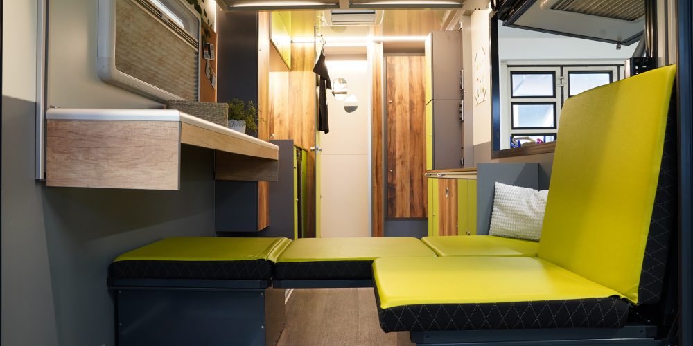 Innenausbau Tandem Eiche Dunkel mit grüner Polsterung