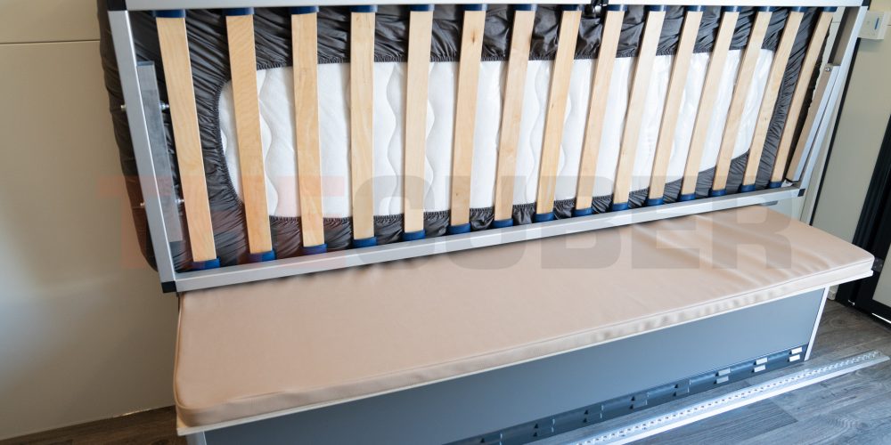 Einzelklappbett eingeklappt