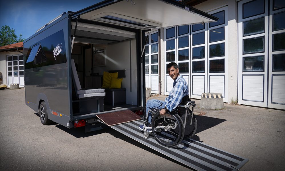 Rollit mit Rollstuhlfahrer auf Rampe