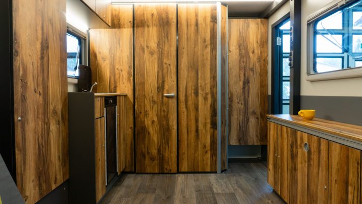 Innenbilder gelbe Absetzkabine-1