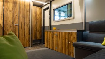 Innenbilder gelbe Absetzkabine-7