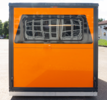 Orangene Absetzkabine-1 gerade gemacht