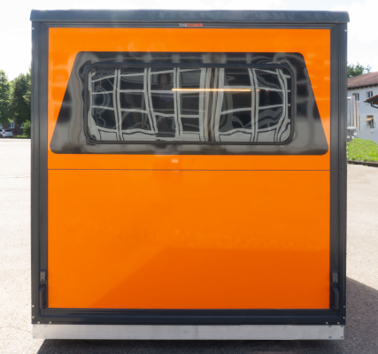 Orangene Absetzkabine-1 gerade gemacht