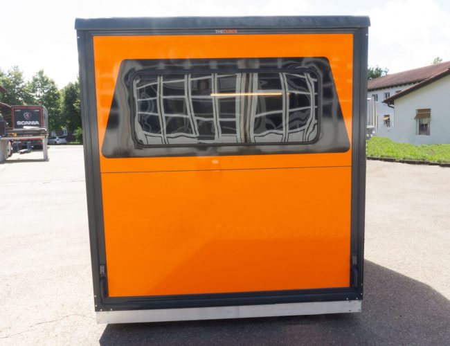 Orangene Absetzkabine-1