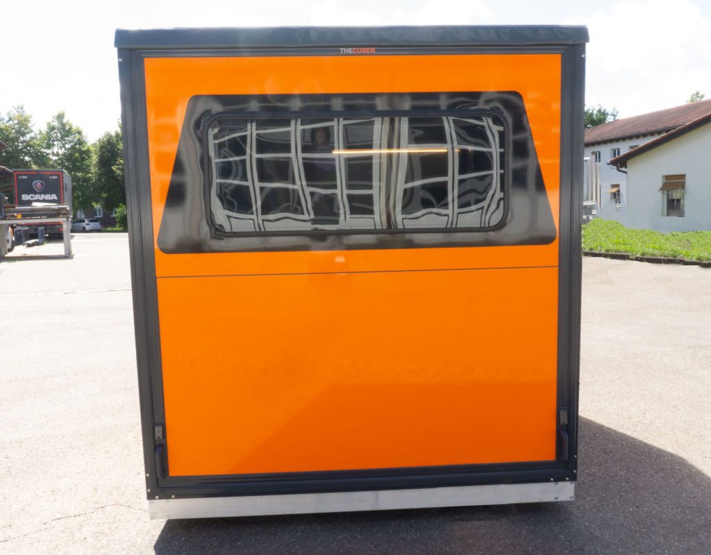 Orangene Absetzkabine-1