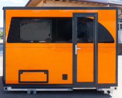 Orangene Absetzkabine-12 gerade gemacht