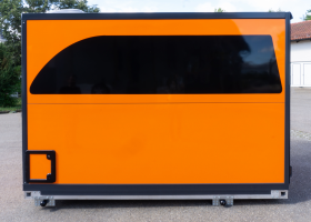 Orangene Absetzkabine-3 gerade gemacht