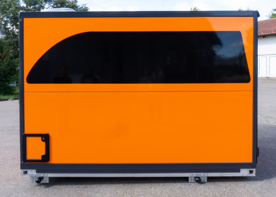 Orangene Absetzkabine-3 gerade gemacht