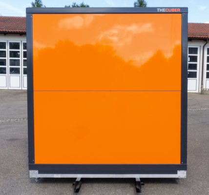 Orangene Absetzkabine-4 gerade gemacht