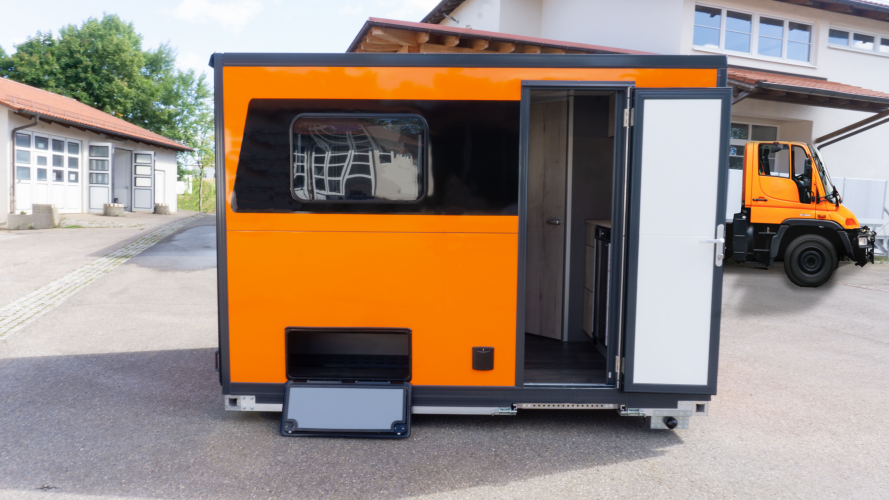 Orangene Absetzkabine-6 mit Unimog im Hintergrund Versuch 3