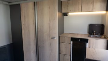 Orangene Absetzkabine-7