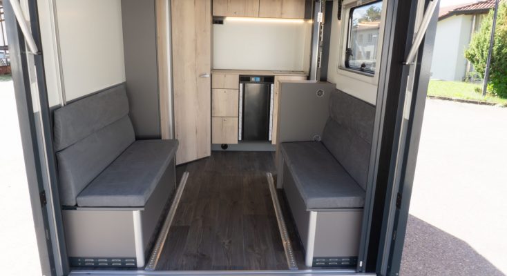 Orangene Absetzkabine-9