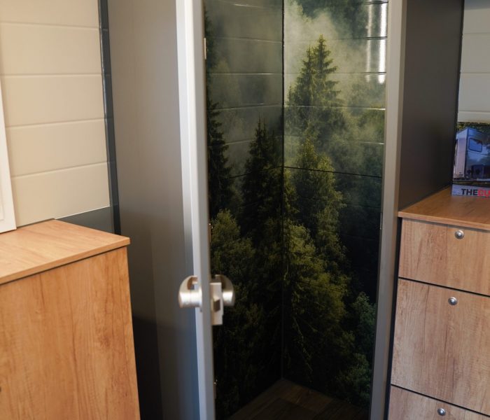 Badezimmer mit Wald-Folierung