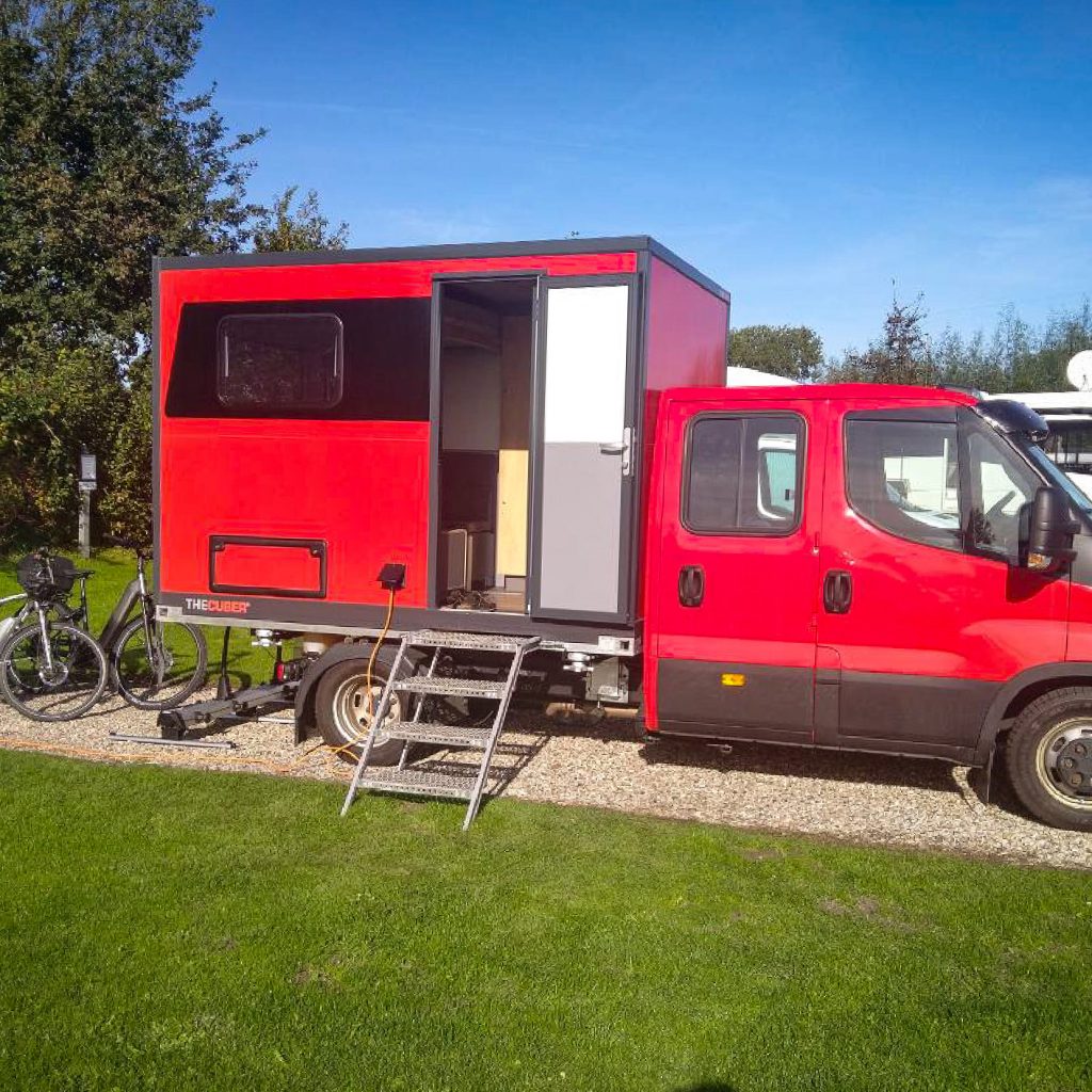 Rote Absetzkabine Sprinter u Anhänger LR-1