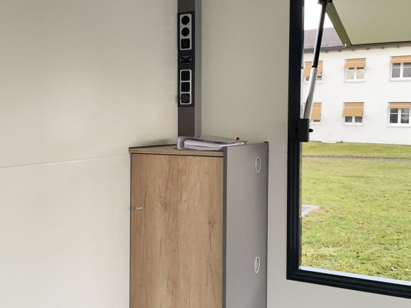 Weißer ADVENTURE mit großer Verkaufsklappe innen