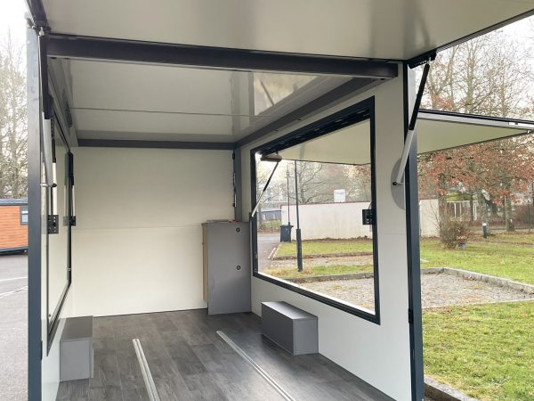 Weißer ADVENTURE mit großer Verkaufsklappe offen vorne