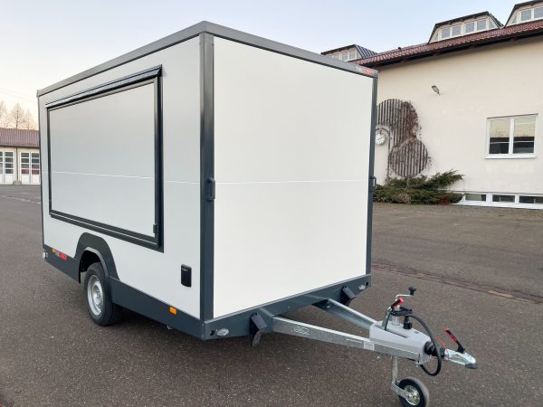 Weißer ADVENTURE  mit großer Verkaufsklappe vorne links