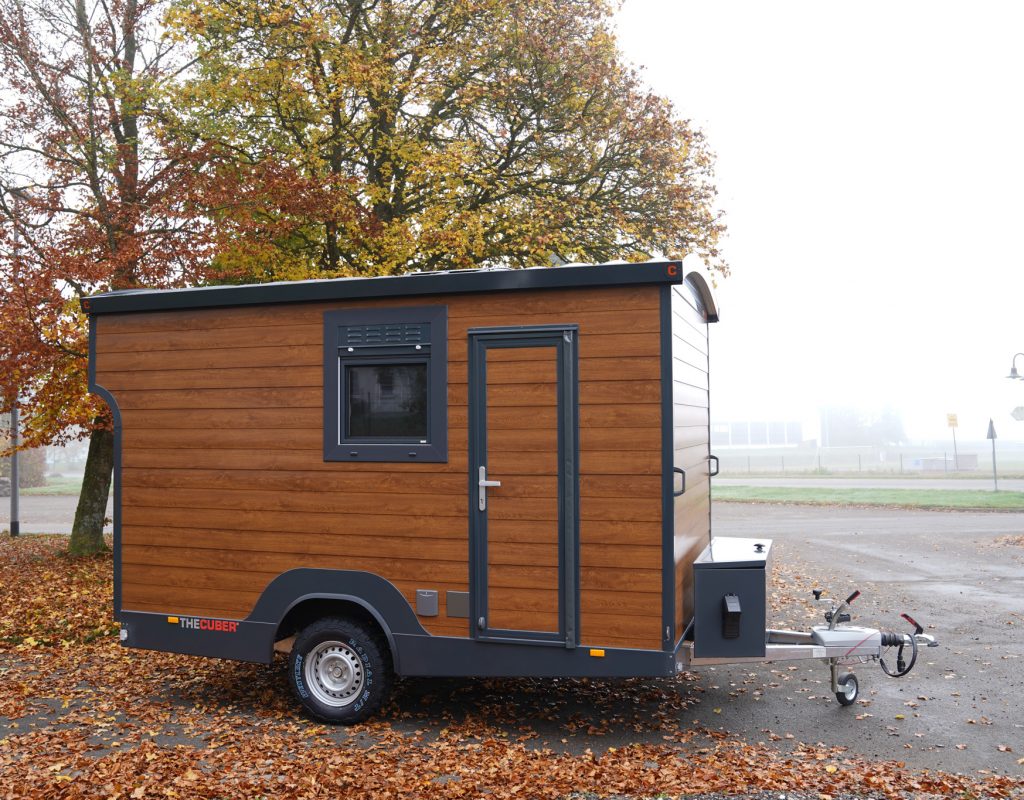 Peterwagen Holzoptik seitlich im Nebel