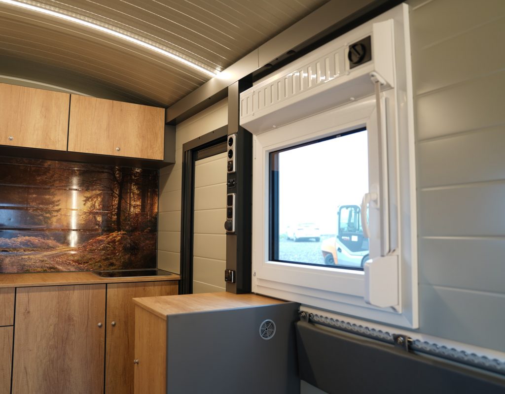 Peterwagen Forstwagen Fenster mit Rollladen